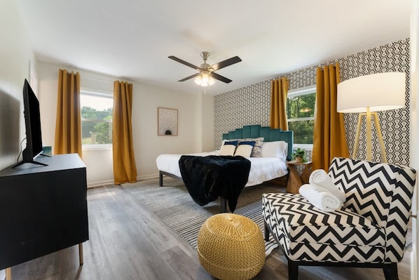4 bedrooms, high-speed internet - Charming Poconos Retreat w spa Fire pit Deck (East Stroudsburg)