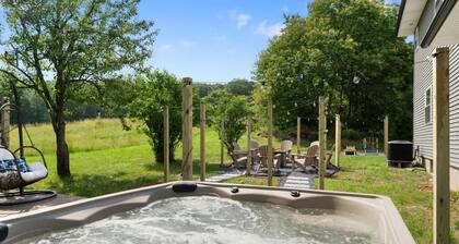 Charming Poconos Retreat w spa Fire pit Deck