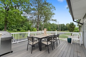 House | 4 bedrooms, Internet - Charming Poconos Retreat w spa Fire pit Deck (East Stroudsburg)