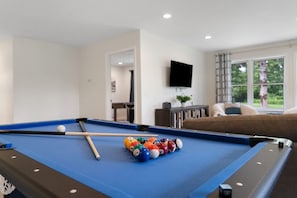 House | 4 bedrooms, Internet - Charming Poconos Retreat w spa Fire pit Deck (East Stroudsburg)