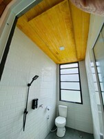 Habitación familiar, vistas a la montaña | Baño | Toallas, jabón, champú y papel higiénico