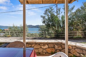 Outdoor dining - Cosy Nikiana Beach Apartment (Nikiana)