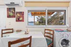 In-room dining - Cosy Nikiana Beach Apartment (Nikiana)