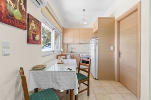 Großer Kühlschrank, Mikrowelle, Ofen, Herdplatte