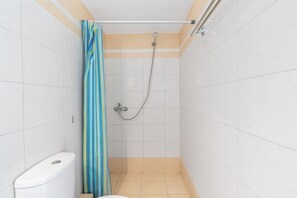 Classic-Apartment, Terrasse, Meerseite | Badezimmer | Dusche, Handtücher
