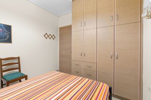 2 bedrooms, desk, laptop workspace, free WiFi - Cosy Nikiana Beach Apartment (Nikiana)