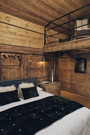 7 bedrooms, WiFi, bed sheets