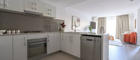 ثلاجة، ميكروويف، فرن، موقد طهي مسطح