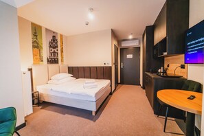 Comfort-Doppelzimmer, Stadtblick | Zimmersafe, Schreibtisch, schallisolierte Zimmer, Bügeleisen/Bügelbrett
