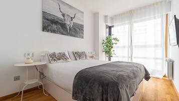 1 quarto, ferros/tábuas de passar roupa, roupa de cama