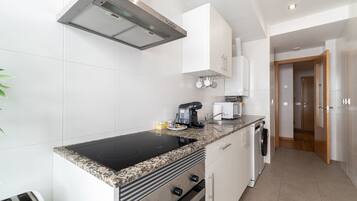 Een koelkast, een magnetron, een oven, een vaatwasser