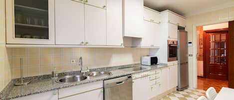 Refrigerador, microondas, horno, placa de cocina