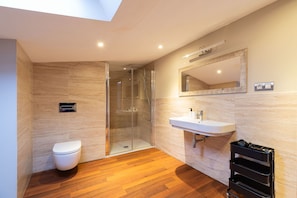 Een douche, handdoeken