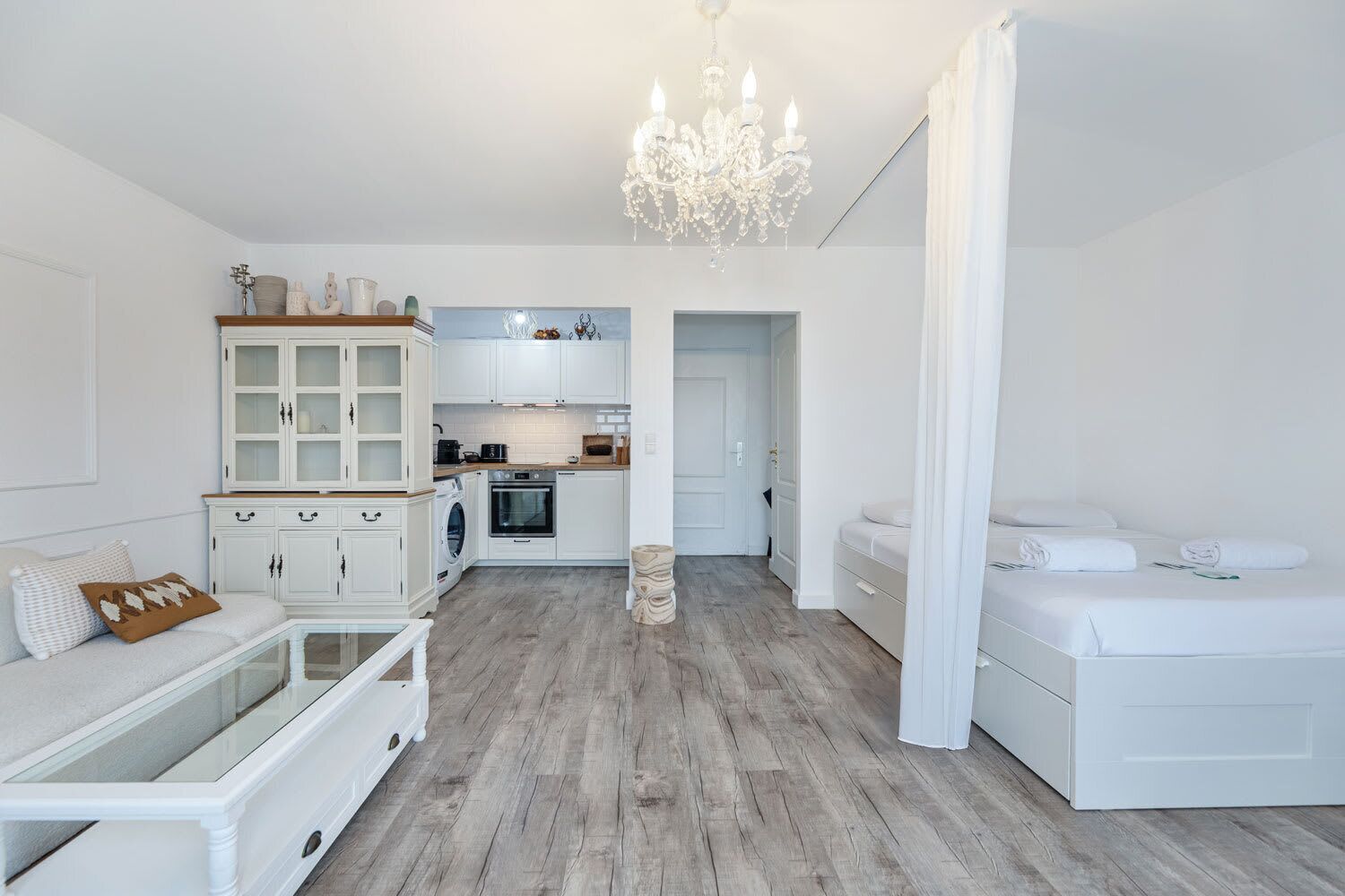 Tabla de planchar con plancha, wifi y ropa de cama 