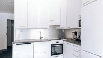 Comfort appartement, uitzicht op de binnenplaats | Privékeuken | Een koelkast met diepvriezer, een microgolfoven, een oven, een kookplaat