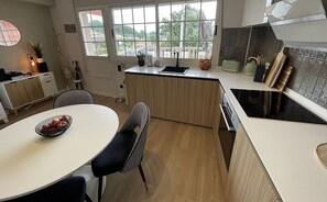 Kühlschrank, Mikrowelle, Ofen, Herdplatte