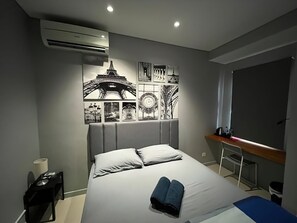 Estúdio superior, 1 cama Queen, vista para a cidade | Frigobar, escrivaninha, espaço de trabalho para notebook