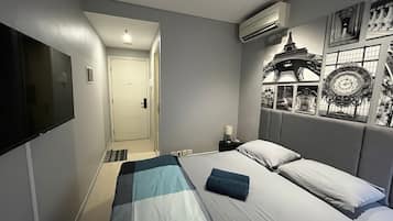 Superior Studio, 1 Queen Bed, City View | 1 bedroom, minibar, desk, laptop workspace
