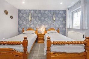 Comfort Twin kamer, niet-roken, op benedenverdieping | Een laptopwerkplek, een strijkplank/strijkijzer, gratis wifi