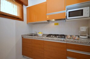 Réfrigérateur, micro-ondes, plaque de cuisson, cafetière/bouilloire