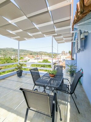 Outdoor dining - Dollhouse Loft Apartment by MPS (Selianitika)