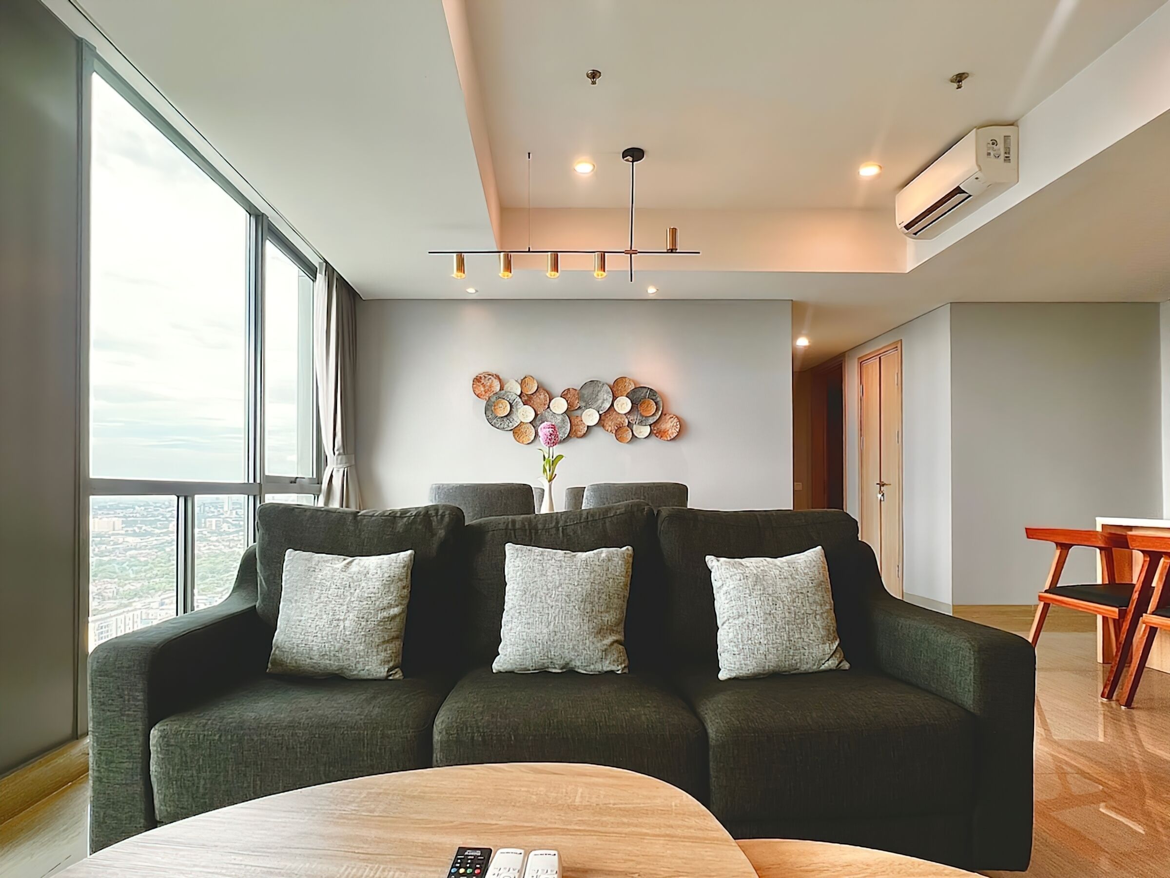 高级公寓, 2 间卧室, 厨房, 城市景观 | 起居区 | 42-英寸电视（配备有线频道）