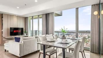 Leilighet – superior, 3 soverom, kjøkken, byutsikt | Oppholdsområde | En 42-tommers TV med kabel-kanaler