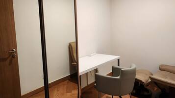 1 bedroom, minibar, desk, laptop workspace