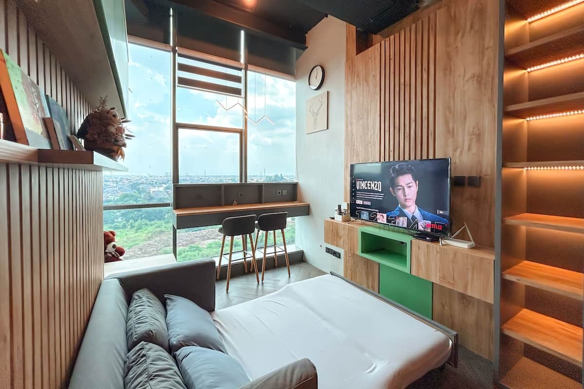 Superior Studio, 1 Bedroom, Kitchen, City View | Living area | 42-inch TV with cable channels