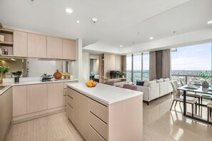 华丽公寓, 3 间卧室, 阳台, 城市景观 | 1 多间卧室、迷你吧、办公桌、笔记本电脑工作区