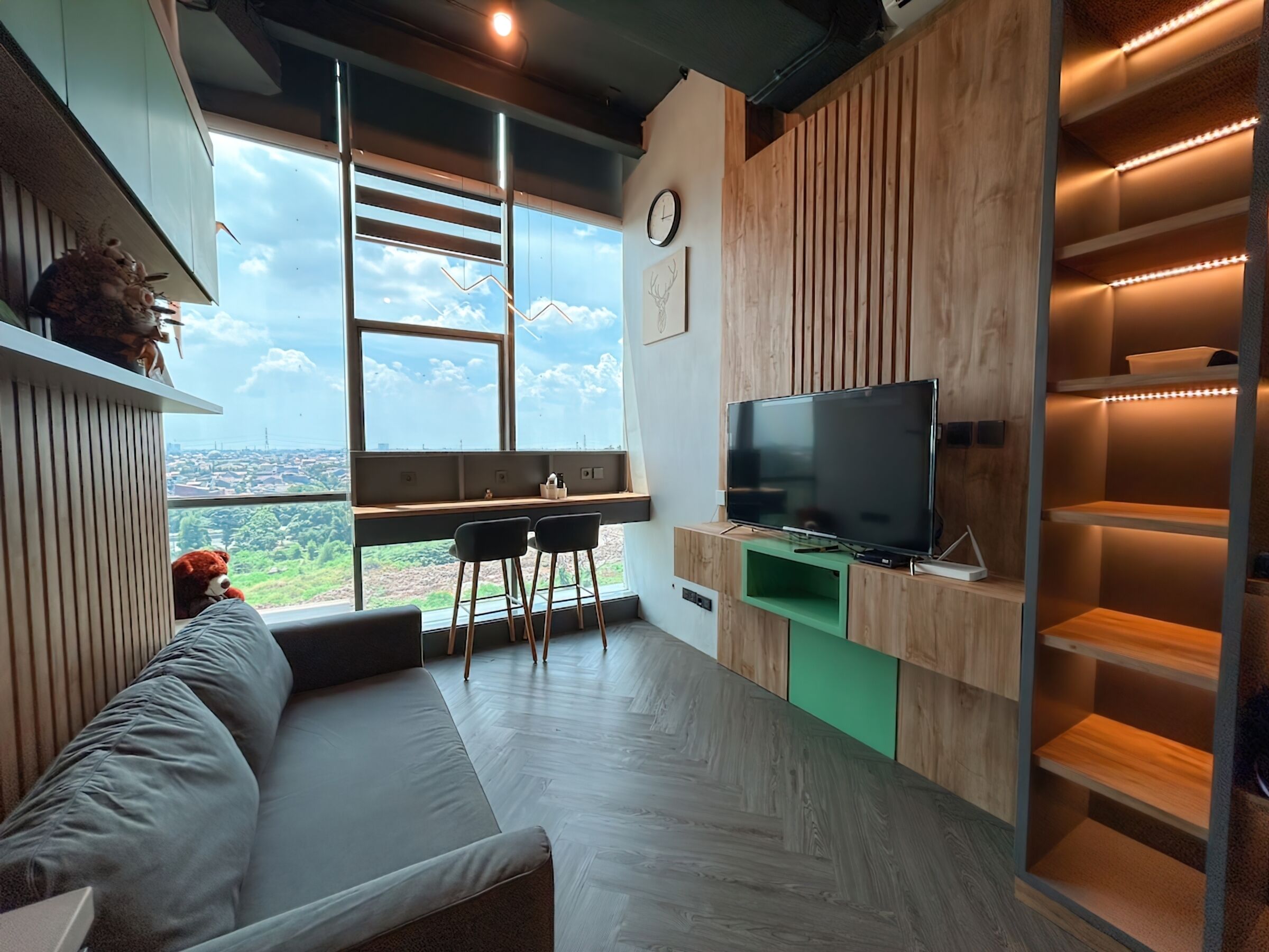 Superior-Studio, 1 Schlafzimmer, Küche, Stadtblick | Wohnbereich | 42-Zoll-Fernseher mit Kabelempfang