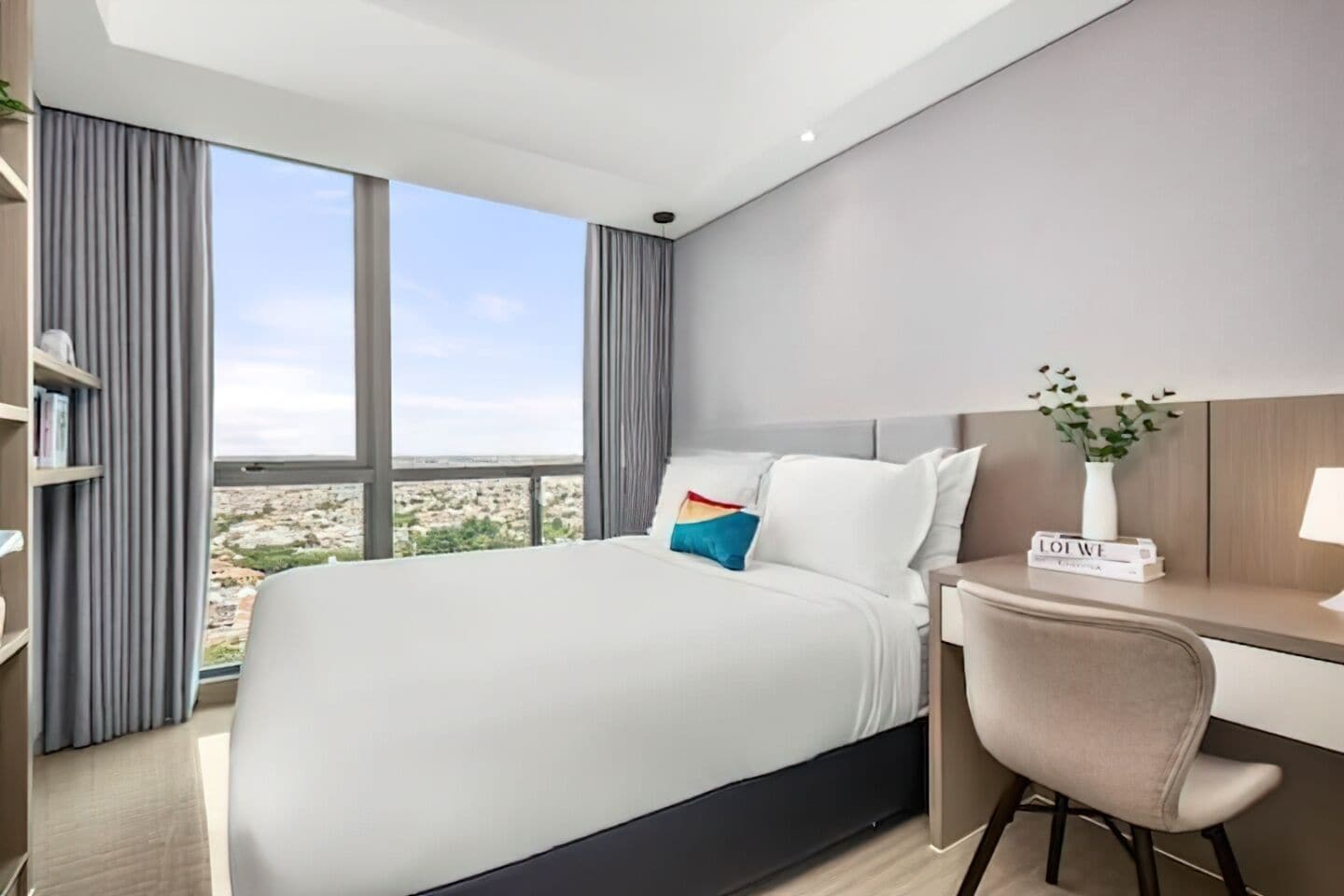 Superior-lejlighed - 3 soveværelser - køkken - byudsigt | Skrivebord, arbejdsområde til bærbare computere, mørklægningsgardiner