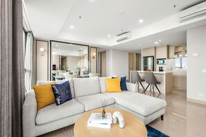 华丽公寓, 3 间卧室, 阳台, 城市景观 | 起居区 | 42-英寸电视(配备有线频道)