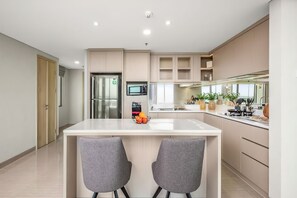 Apartamento superior, 3 quartos, cozinha, vista para a cidade | Opções para refeição no quarto