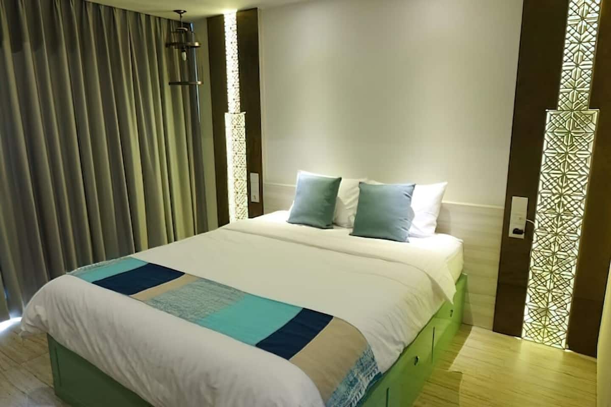 Deluxe Studio, Balcony, City View | 1 bedroom, minibar, blackout curtains, soundproofing