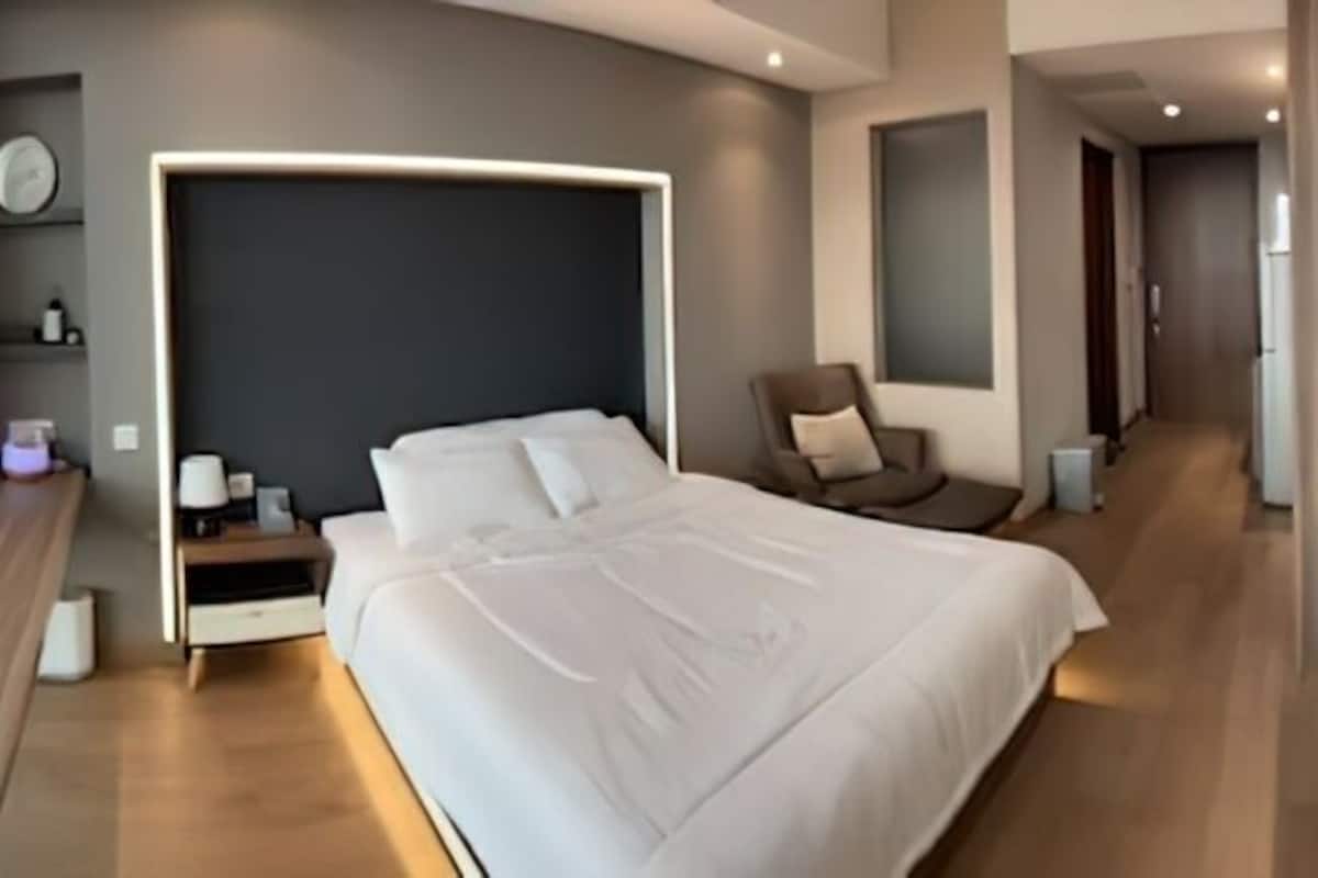 Deluxe Studio, Balcony, City View | 1 bedroom, minibar, blackout curtains, soundproofing