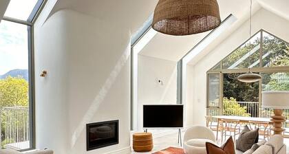 New, stylish, 3 bedroom home, with infinity pool and Table Mountain views