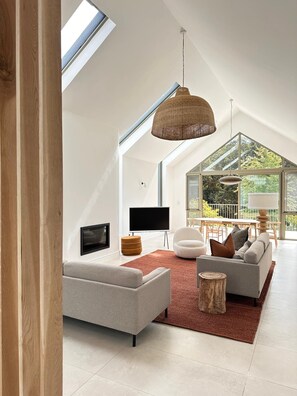 Smart TV, chimenea, estéreo