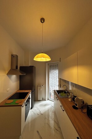 Een koelkast, een microgolfoven, een oven, een kookplaat