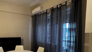 Cozinha moderna com bancada branca e forno preto.