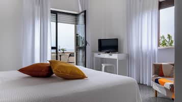 Habitación clásica con 1 cama matrimonial o 2 individuales, vista al mar | Caja de seguridad en la habitación, cunas, wifi gratis y ropa de cama