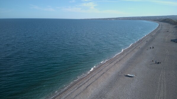 På stranden