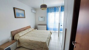 3 slaapkamers, een strijkplank/strijkijzer, gratis wifi, beddengoed