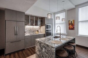 Réfrigérateur, micro-ondes, four, plaque de cuisson