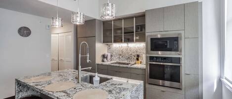 Refrigerador, microondas, horno y parrilla de estufa