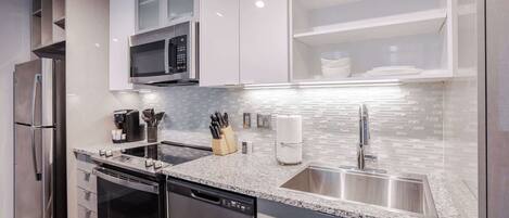 Kjøleskap, mikrobølgeovn, ovn og kokeplater