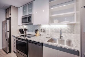 Fridge, microwave, oven, stovetop - CozySuites Sky Central #7 (Cincinnati)