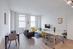 Una televisión, una oficina