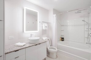 Ducha, secador de pelo y toallas