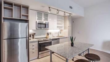 Een koelkast, een magnetron, een oven, een kookplaat